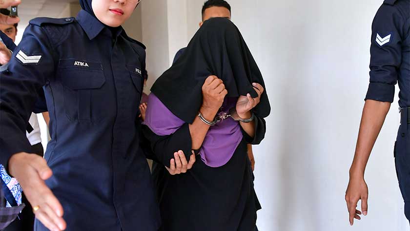 PETALING JAYA, 22 Nov -- Pengasuh taska warga Indonesia, Mulyati Kalim, mengaku tidak bersalah di Mahkamah Sesyen di sini hari ini atas pertuduhan mengabaikan bayi perempuan berusia dua bulan sehingga menyebabkan kematiannya, bulan lepas.  Mulyati, 51, didakwa sebagai orang yang dipertanggungjawabkan untuk menjaga bayi itu, Qaseh Aulia Faizul, telah mengabaikan dengan meninggalkannya tanpa pengawasan sehingga membawa kepada kematian.  Perbuatan itu didakwa dilakukan di sebuah taska di Kota Damansara, di sin