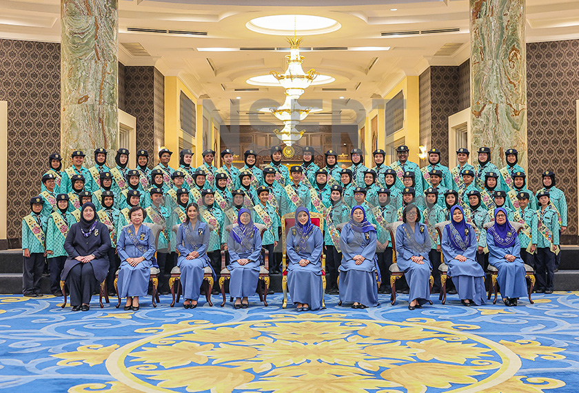 KUALA LUMPUR, 27 April -- Raja Permaisuri Agong Raja Zarith Sofiah berkenan bergambar bersama ahli-ahli Persatuan Pandu Puteri Malaysia (PPPM) pada Majlis Pengurniaan Sijil Pandu Puteri Diraja di Istana Negara di sini hari ini.  Turut bersama, Yang Dipertua PPPM Datuk Seri Dr Wan Azizah Wan Ismail (empat,kiri).  -- fotoBERNAMA (2026) HAK CIPTA TERPELIHARA