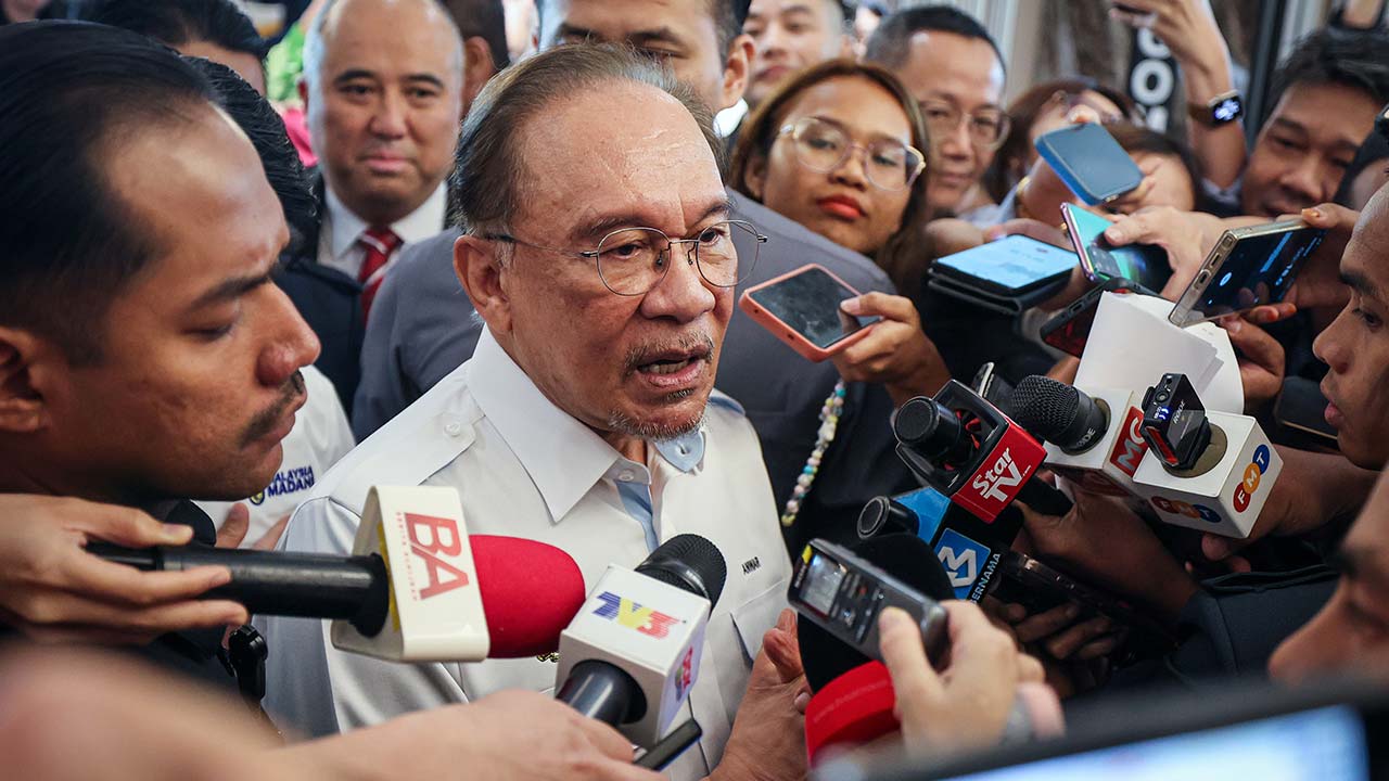 Kemelut DUN: Anwar menghadap Tuanku Muhriz, MB jalan tugas seperti biasa