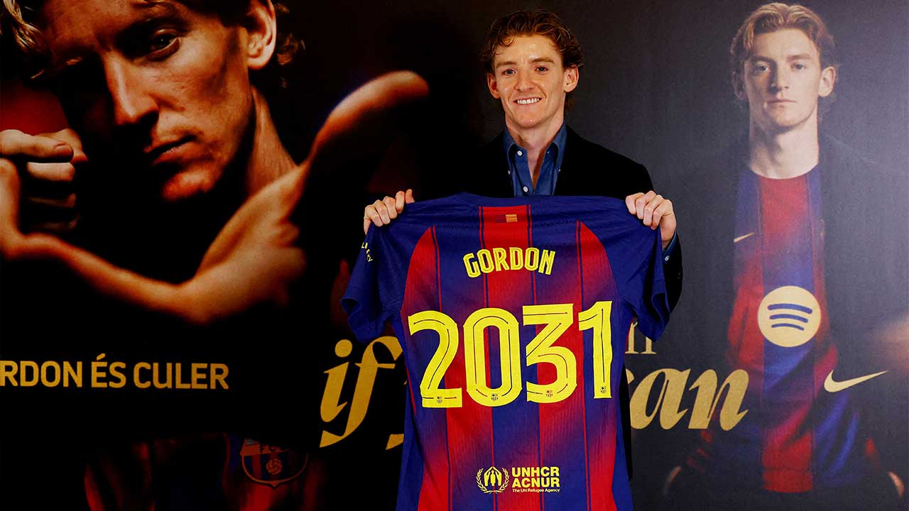 Anthony Gordon dari Newcastle sarung jersi Barcelona