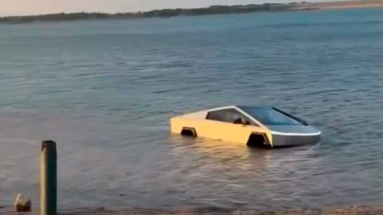 Pemandu Tesla Cybertruck ditahan selepas pandu masuk tasik untuk uji 'wade mode'