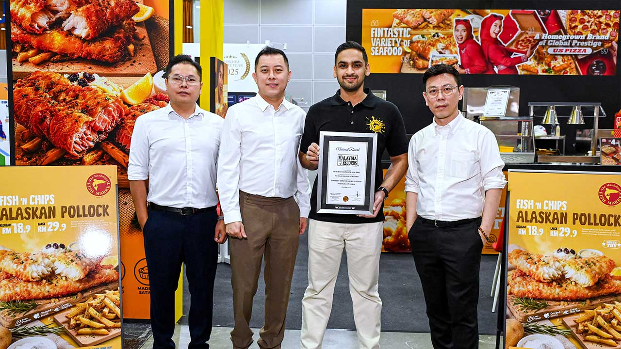 The Manhattan Fish Market, US Pizza terima pengiktirafan daripada Malaysia Book of Records