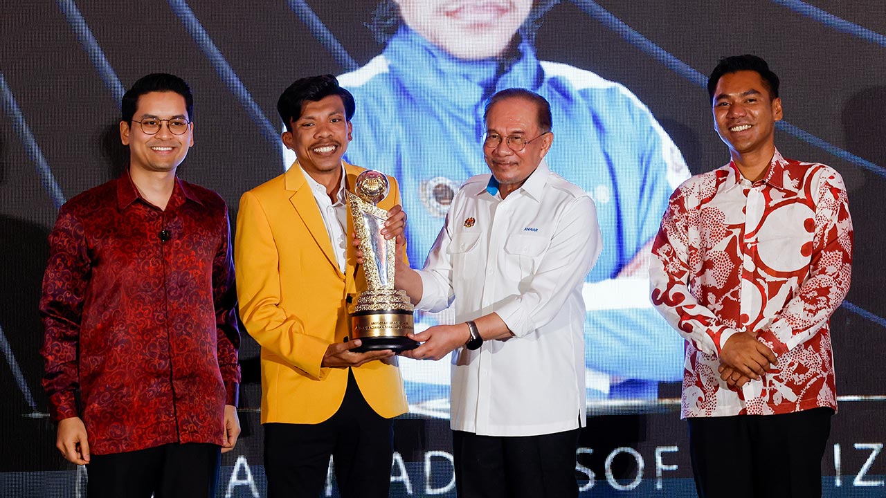 KUALA LUMPUR, 19 Mei -- Perdana Menteri Datuk Seri Anwar Ibrahim menyampaikan Anugerah Jaguh Para Berbasikal Mohammad Yusof Hafizi Shahruddin yang dinobat sebagai Olahragawan Paralimpik Kebangsaan pada Majlis Anugerah Sukan Negara 2025 di Majlis Sukan Negara (MSN) hari ini.  Turut hadir Menteri Belia dan Sukan Dr Mohammed Taufiq Johari dan timbalannya Mordi Bimol.  -- fotoBERNAMA (2026) HAK CIPTA TERPELIHARA