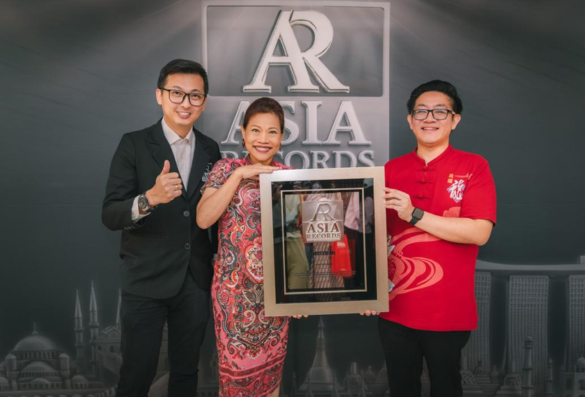 Dr. Elsie Chin (tengah) dan Daniel Sim (kanan) menerima pengiktirafan Asia Book of Records dalam Majlis Anugerah Kecemerlangan yang berlangsung baru-baru ini di Management and Science University (MSU), Shah Alam, Selangor. 