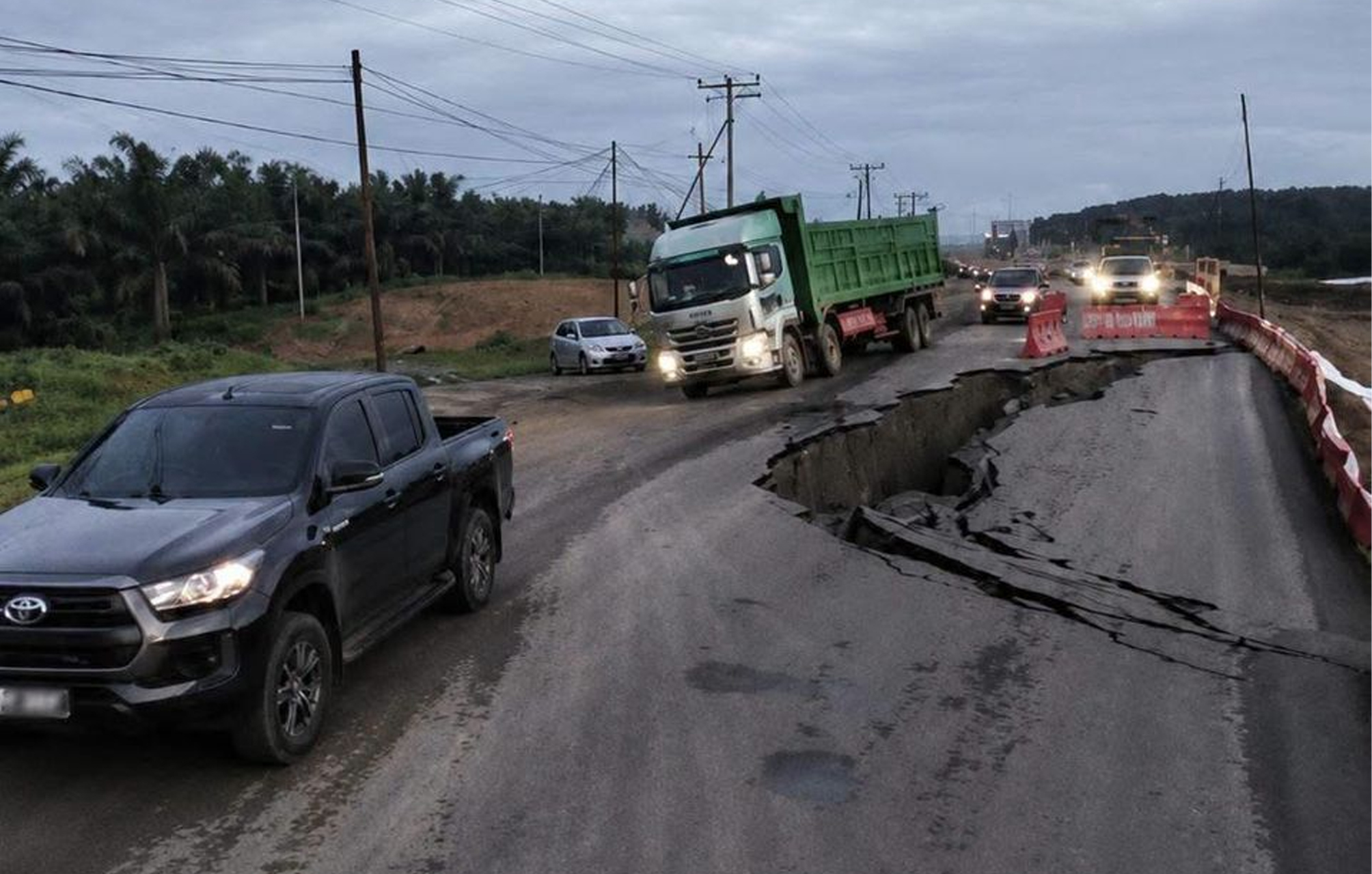 Jalan utama Sandakan- Lahad Datu di Sukau runtuh jejaskan ribuan pengguna balik kampung.
