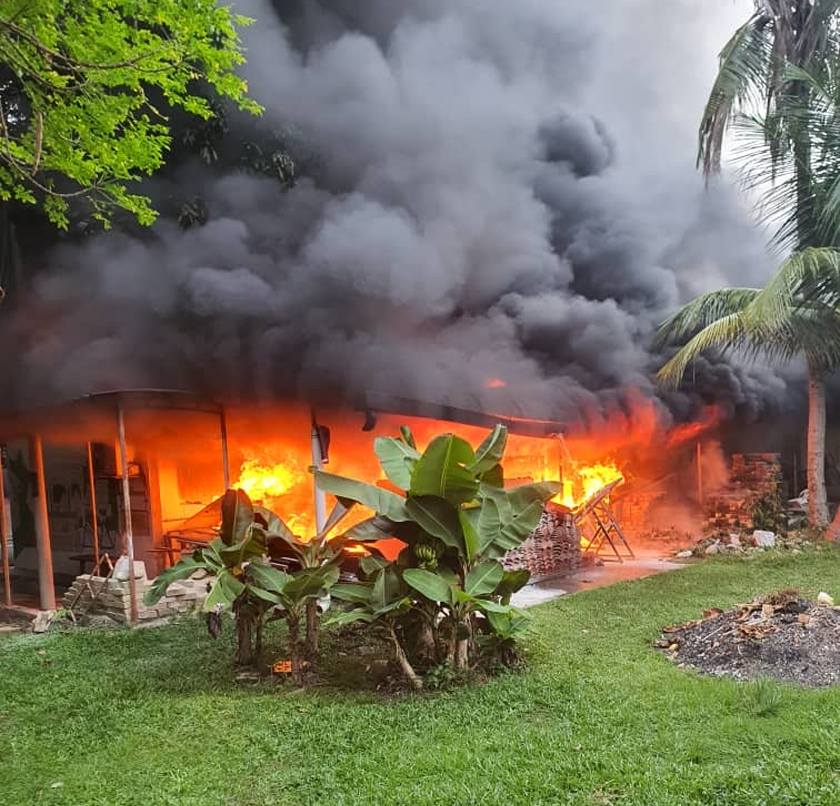 Kebakaran yang berlaku semalam hampir memusnahkan keseluruhan Bangunan Galeria Senibina PUO. Foto PUO
