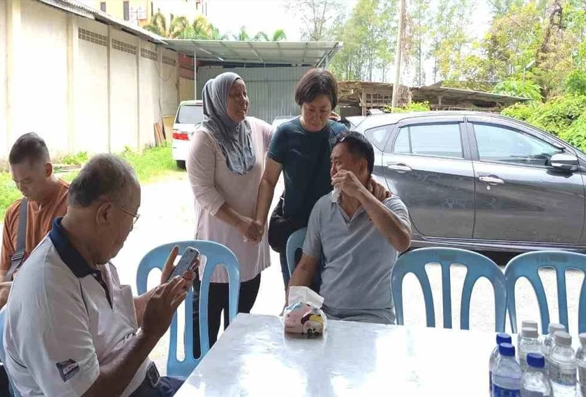Norharizan Hassan (kanan) saksi kejadian kemalangan ngeri yang meragut nyawa seorang remaja yang putus kepala di Jalan Losong Feri, di sini pada Selasa._Sinar Harian
