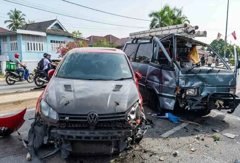 Norharizan Hassan (kanan) saksi kejadian kemalangan ngeri yang meragut nyawa seorang remaja yang putus kepala di Jalan Losong Feri, di sini pada Selasa._Sinar Harian