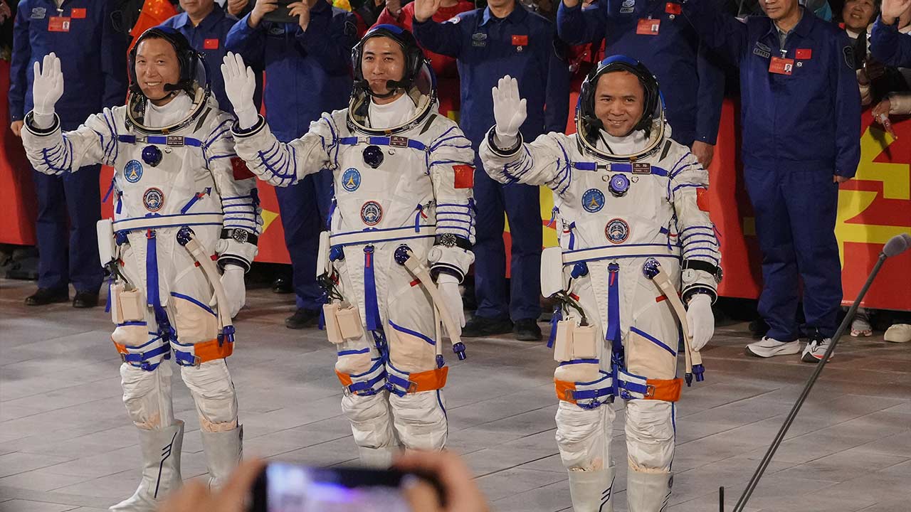 Angkasawan Shenzhou-21 pulang ke bumi selepas misi 210 hari