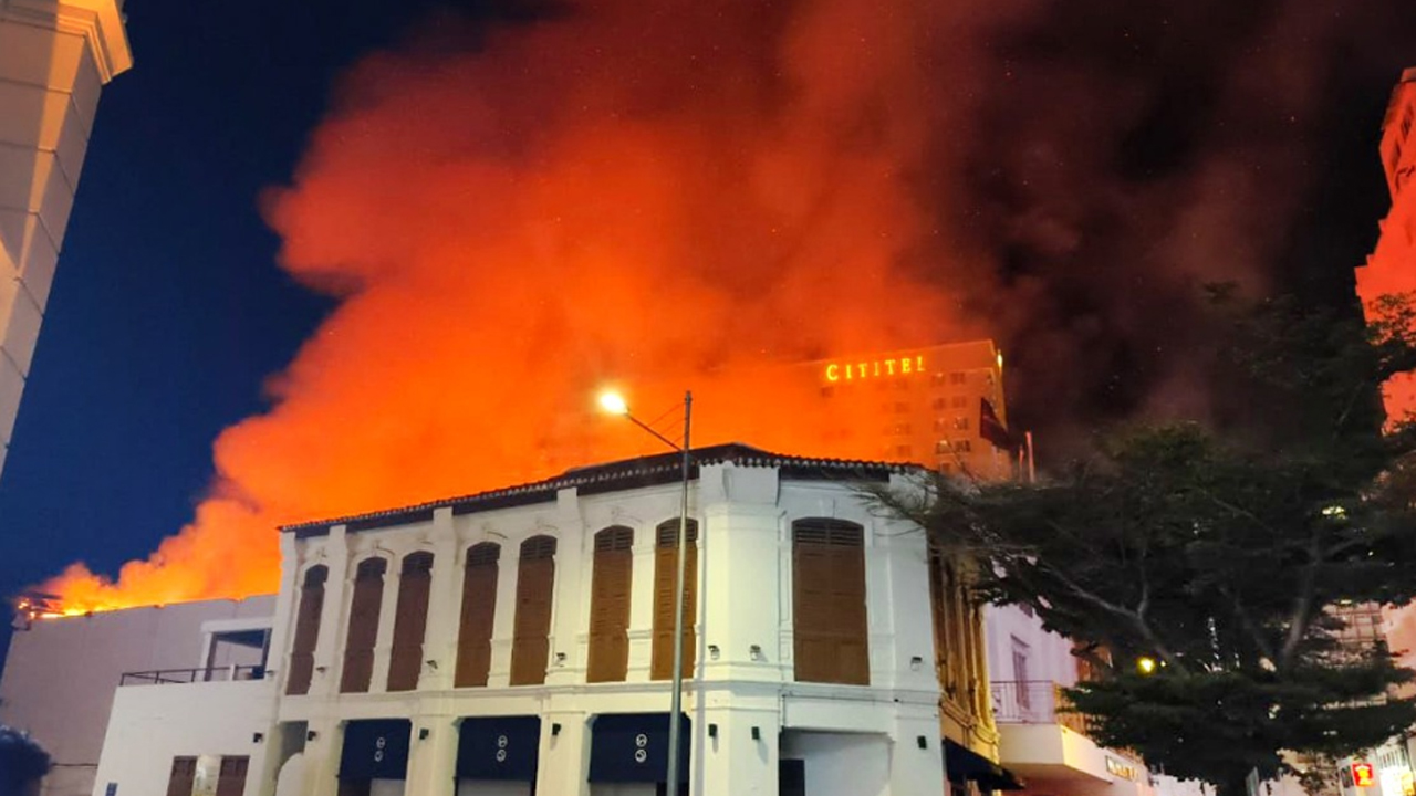 Bangunan bekas pawagam Odeon musnah dalam kebakaran