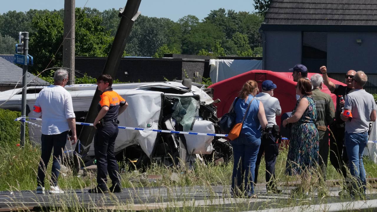 Empat maut dalam nahas bas sekolah-kereta api di Belgium