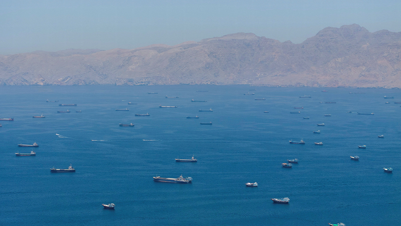 Ancaman periuk api, tentera laut AS beri amaran elak Selat Hormuz