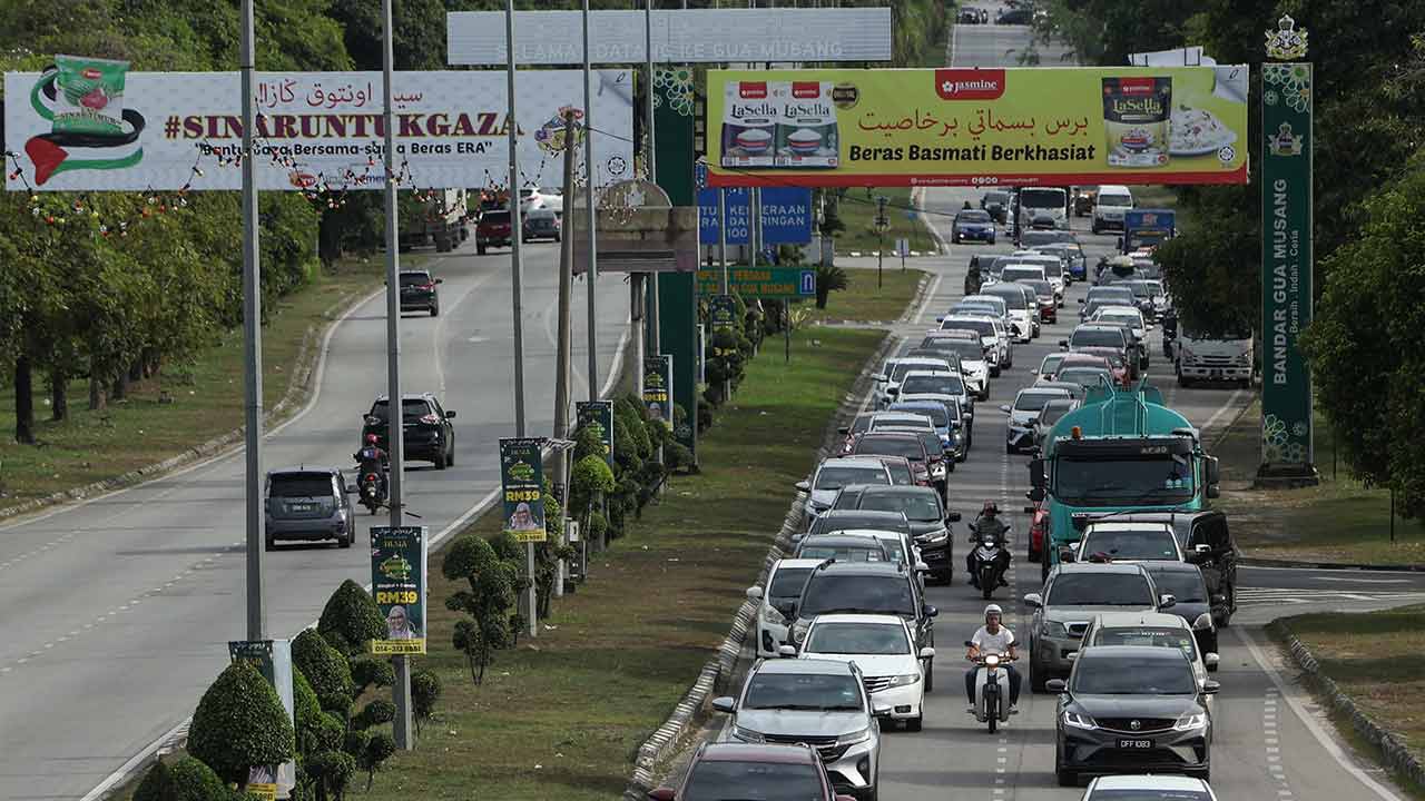 Jumlah kenderaan makin bertambah di Gua Musang menjelang Aidiladha
