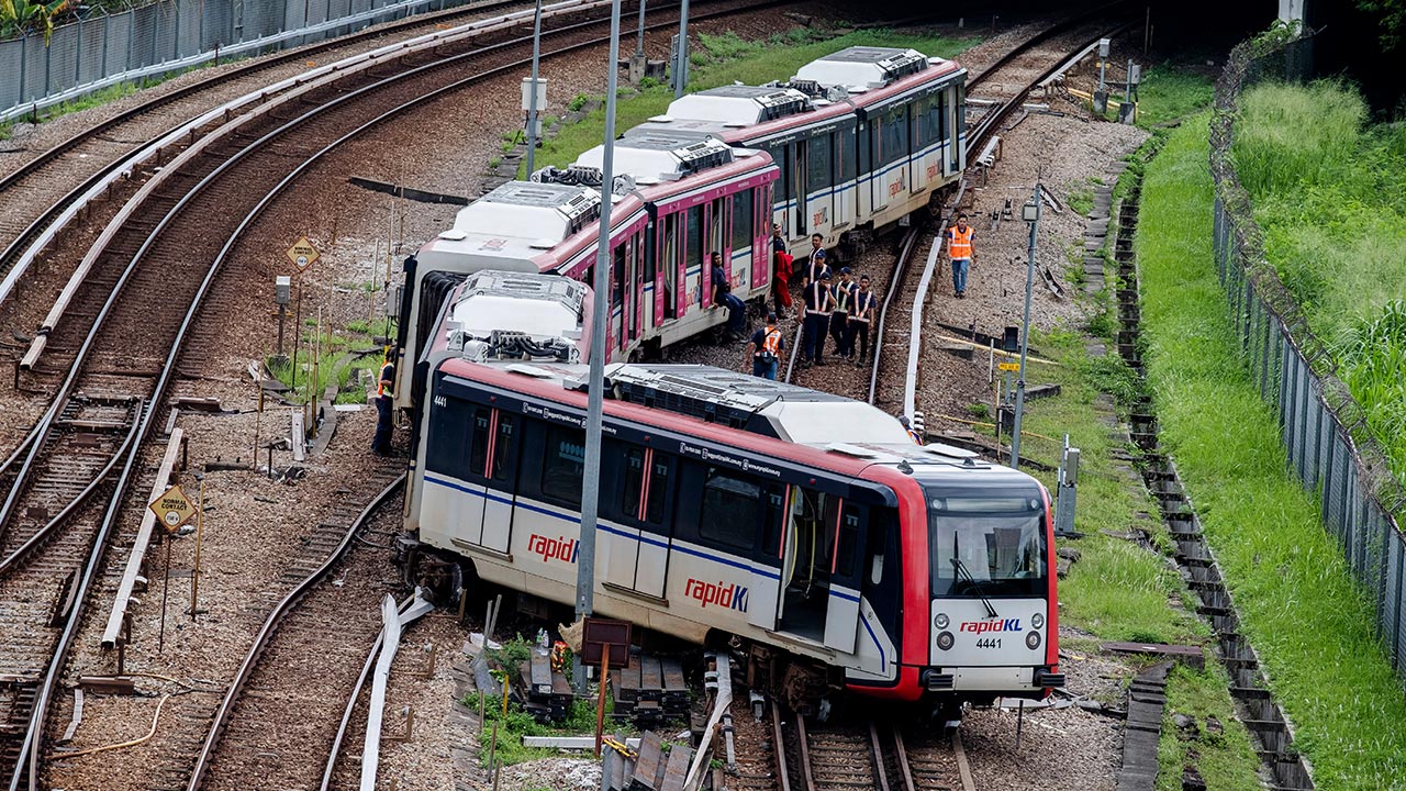 LRT tergelincir: 'Kita bernasib baik tren belum capai kelajuan maksimum' - Anthony Loke