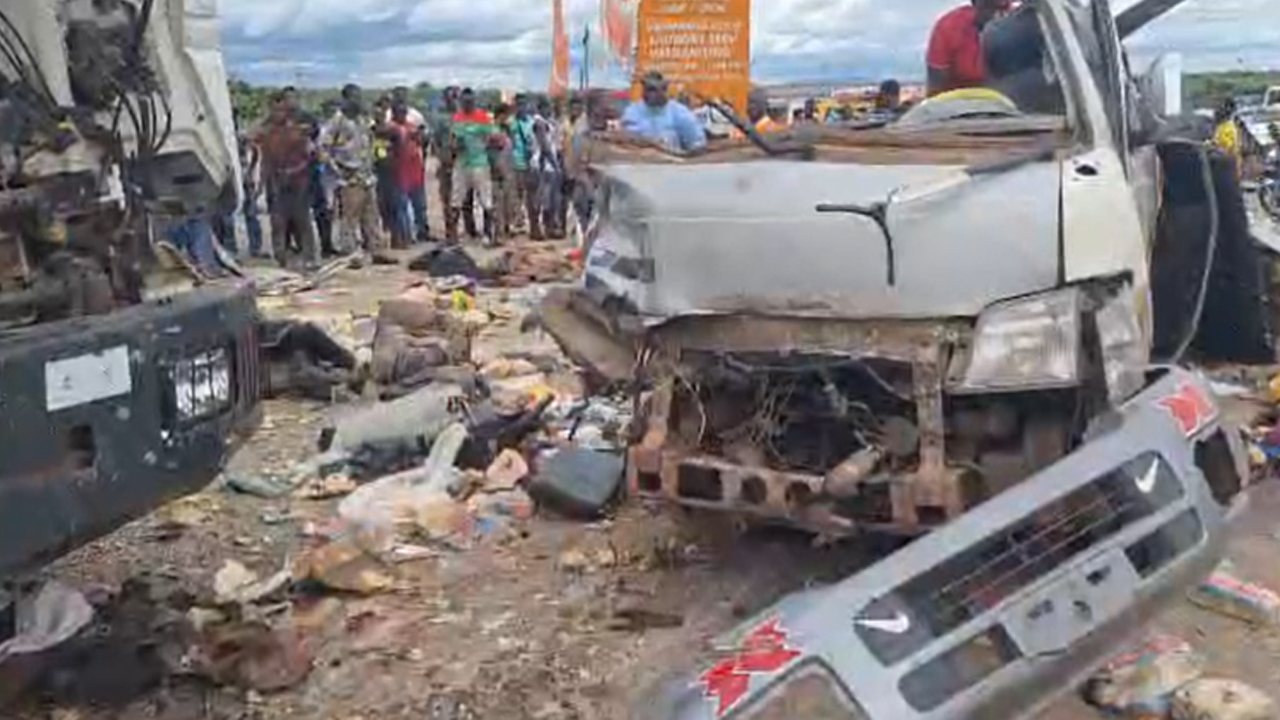 12 maut, dua parah dalam kemalangan bas-treler di Ghana