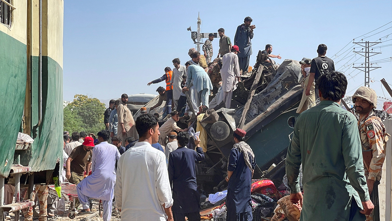 24 maut, 82 cedera dalam letupan sasar kereta api di Barat Daya Pakistan - Laporan