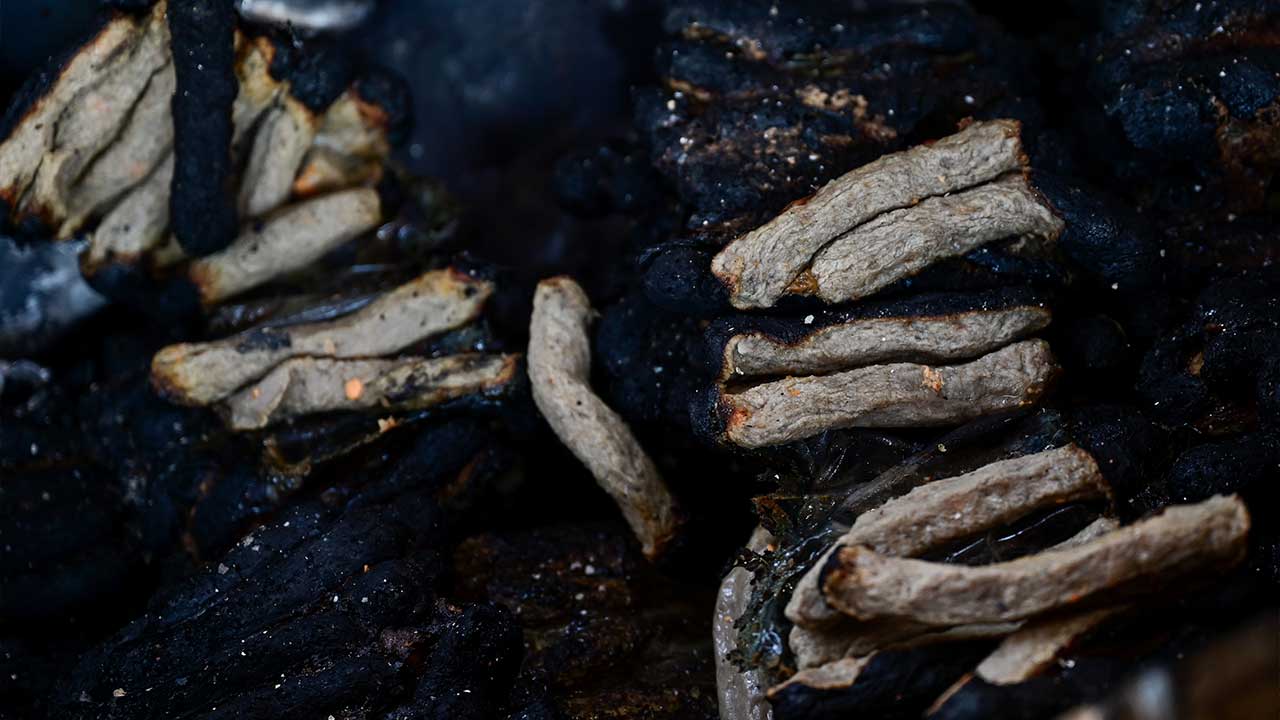 KUALA TERENGGANU, 23 Jun -- Sebuah kedai keropok lekor musnah dalam kebakaran di Kampung Losong Su hari ini.  Peniaga keropok, Rohaimi Mohd, 43, mengalami kerugian kira-kira RM500,000 selepas premisnya hangus dijilat api dalam kejadian awal pagi tadi.  Beliau yang sudah 12 tahun mengusahakan perniagaan itu berkata ketika tiba di lokasi kejadian, api belum marak dan dia berusaha memadamkan kebakaran menggunakan pemadam api, namun usaha tersebut gagal.  --fotoBERNAMA (2026) HAK CIPTA TERPELIHARA