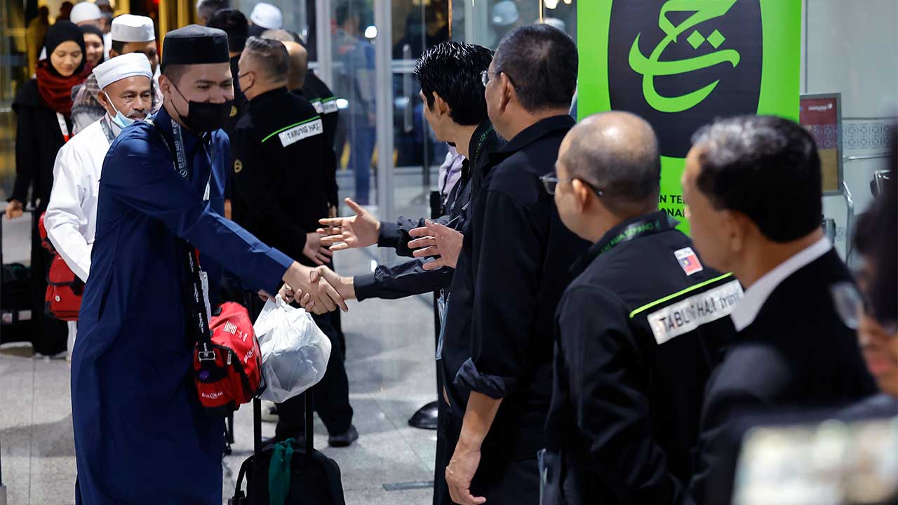 Kumpulan pertama jemaah haji selamat tiba di tanah air
