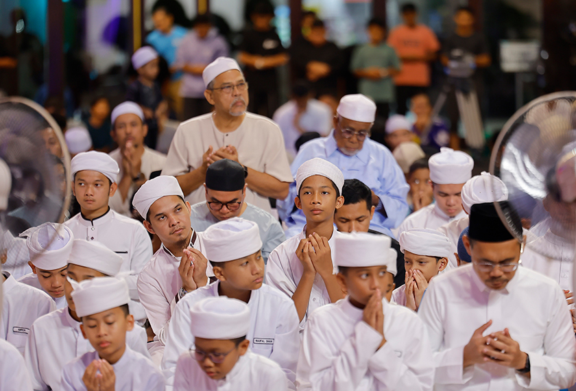 PUTRAJAYA, 16 Jun -- Umat Islam berdoa memohon rahmat dan perlindungan Allah SWT sempena kedatangan Tahun Baharu Islam 1448H/2026M, hari ini._BERNAMA