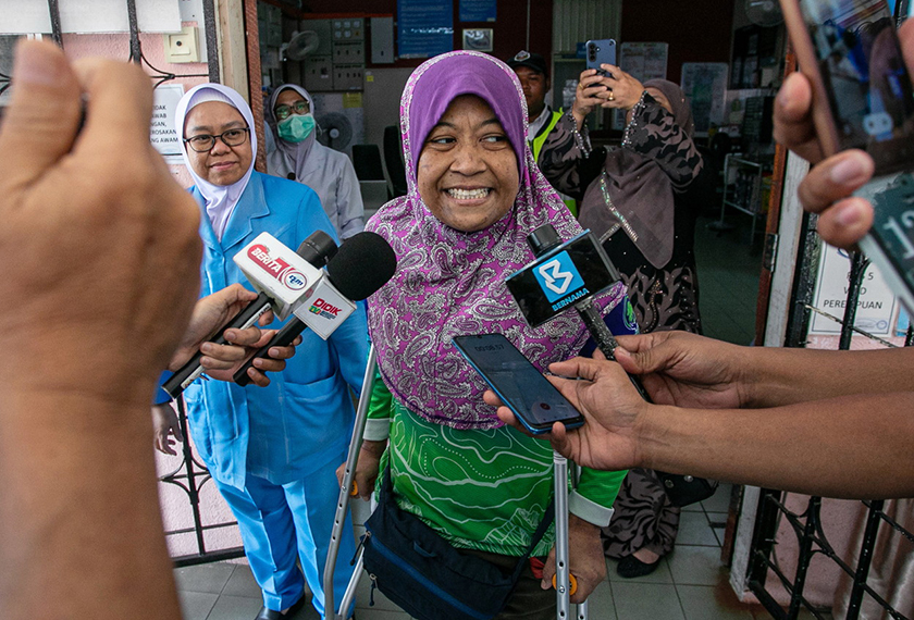 TAPAH, 9 Jun -- Pendaki wanita Jaslinda Saludin, 49, menjawab pertanyaan wartawan ketika dibenarkan keluar selepas menjalani rawatan di Hospital Tapah hari ini.  Jaslinda yang ditemui pemberita ketika meninggalkan hospital kira-kira 1.50 tengah hari dilihat berjalan menggunakan tongkat dan berbalut kaki kirinya sebelum menaiki kenderaan Honda City yang dipandu suaminya untuk pulang ke rumah.  --fotoBERNAMA (2026) HAK CIPTA TERPELIHARA