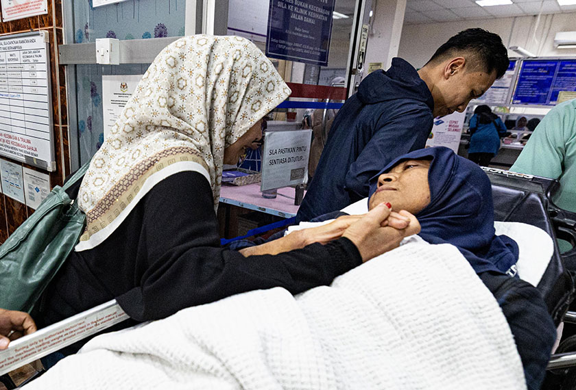 TAPAH, 6 Jun -- Kegembiraan dan kelegaan jelas terpancar pada wajah ahli keluarga pendaki wanita, Jaslinda Saludin, 49, ketika menyambut kepulangannya di Hospital Tapah malam ini selepas beliau ditemui selamat susulan kejadian ketika mendaki Gunung Batu Putih.  Jaslinda tiba di hospital kira-kira 9.20 malam untuk menjalani pemeriksaan lanjut selepas operasi mencari dan menyelamat berjaya menemukan beliau dalam keadaan selamat.  -- fotoBERNAMA (2026) HAK CIPTA TERPELIHARA