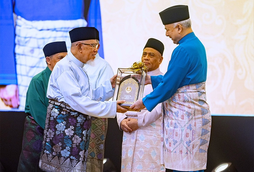 IPOH, 16 Jun -- Sultan Perak Sultan Nazrin Shah (kanan) berkenan menyampaikan Anugerah Saidina Abu Bakar As-Siddiq kepada Presiden Majlis Perundingan Pertubuhan Islam Malaysia (MAPIM) Mohd Azmi Abdul Hamid pada Sambutan Kemuncak Maal Hijrah 1448H/2026M Peringkat Negeri Perak di sebuah hotel hari ini._BERNAMA