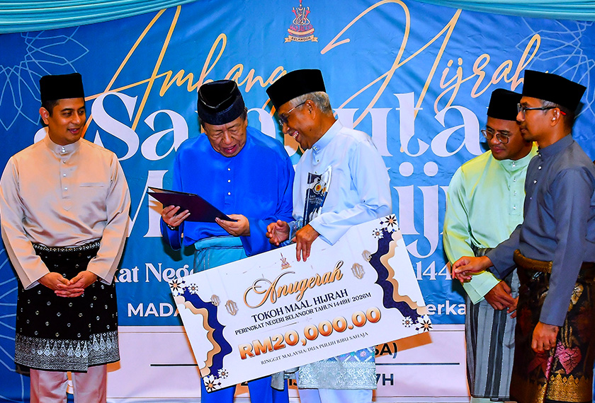 SHAH ALAM, 16 Jun -- Sultan Selangor Sultan Sharafuddin Idris Shah (dua, kiri) berkenan menyampaikan Anugerah Tokoh Maal Hijrah kepada Bekas Pengerusi Majlis Agama Islam Selangor (MAIS), Tan Sri Abdul Aziz Mohd Yusof (tiga kanan) sempena Sambutan Maal Hijrah Peringkat Negeri Selangor Tahun 1448H/ 2026M di Dewan Syarahan dan Muzakarah Masjid Sultan Salahuddin Abdul Aziz Shah hari ini._BERNAMA