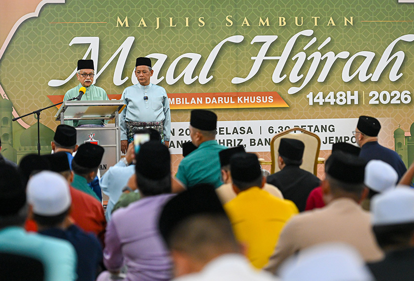 JEMPOL, 16 Jun -- Yang Dipertuan Besar Negeri Sembilan Tuanku Muhriz Tuanku Munawir berkenan bertitah pada Sambutan Maal Hijrah 1448H di Masjid Tuanku Muhriz Bandar Sri Jempol, hari ini._BERNAMA