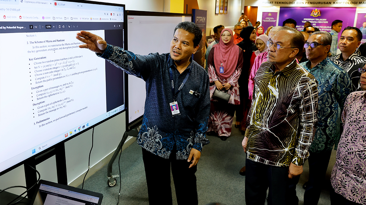 PM tinjau Pusat Teknologi dan Pengurusan Kriptologi Malaysia