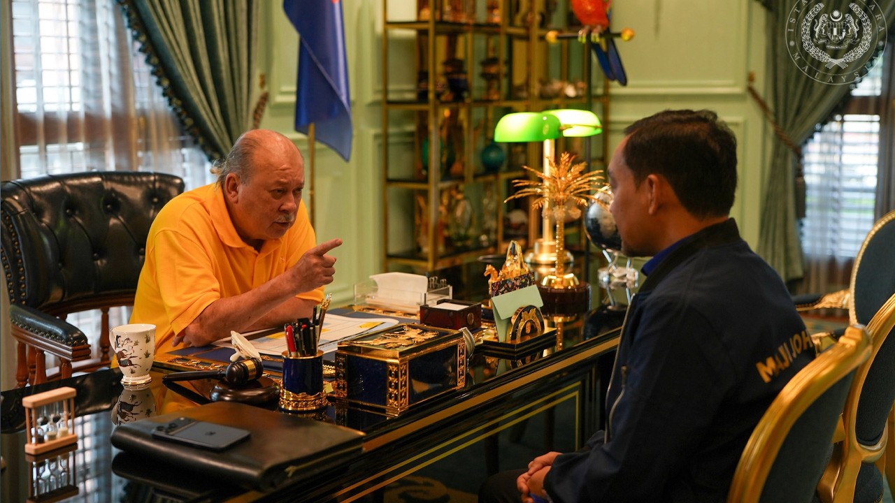 Agong terima menghadap MB Johor, dipersembah taklimat pembangunan negeri