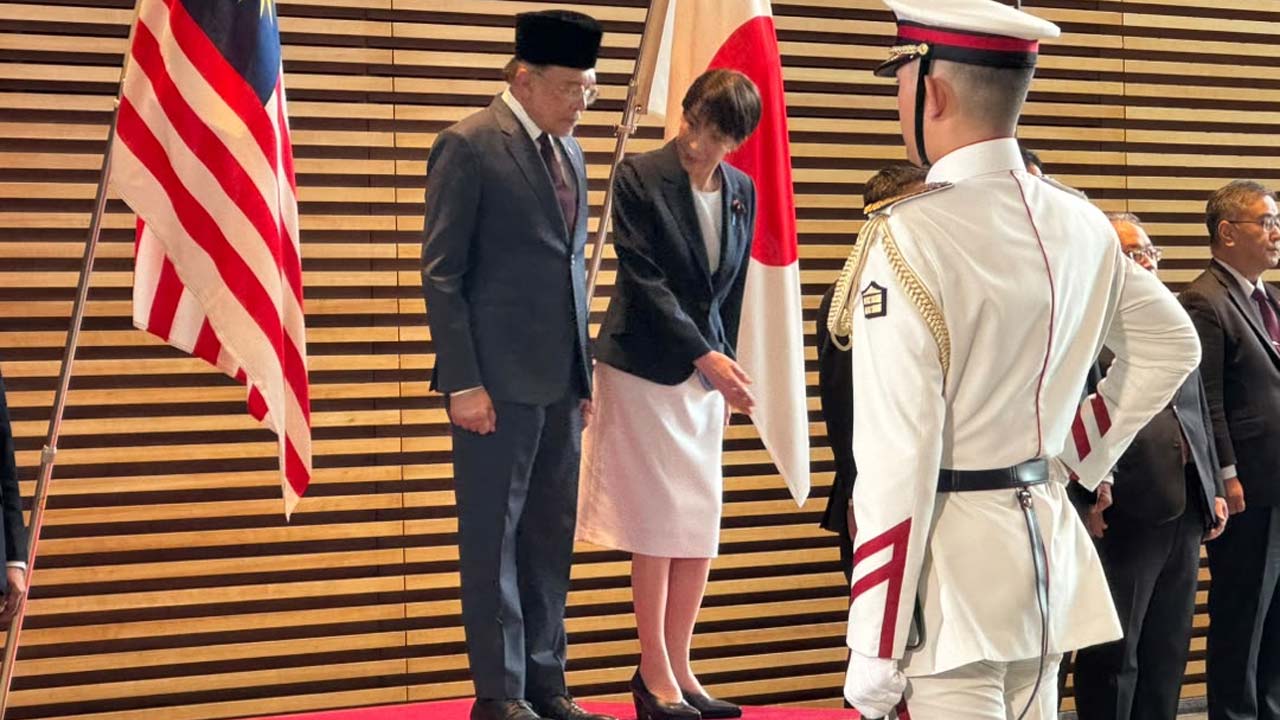 PM Anwar diberi sambutan rasmi di Pejabat Perdana Menteri Je