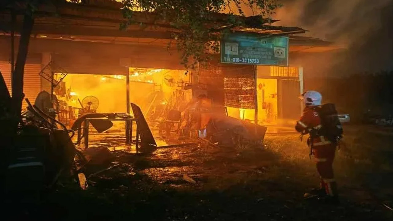 Enam deretan kedai terbakar