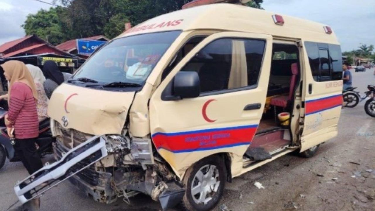 Ambulans bawa dua pesakit terlibat kemalangan di J