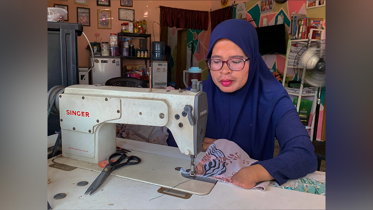 Lahir tanpa jari, wanita OKU berjaya bina kerjaya bidang jahitan