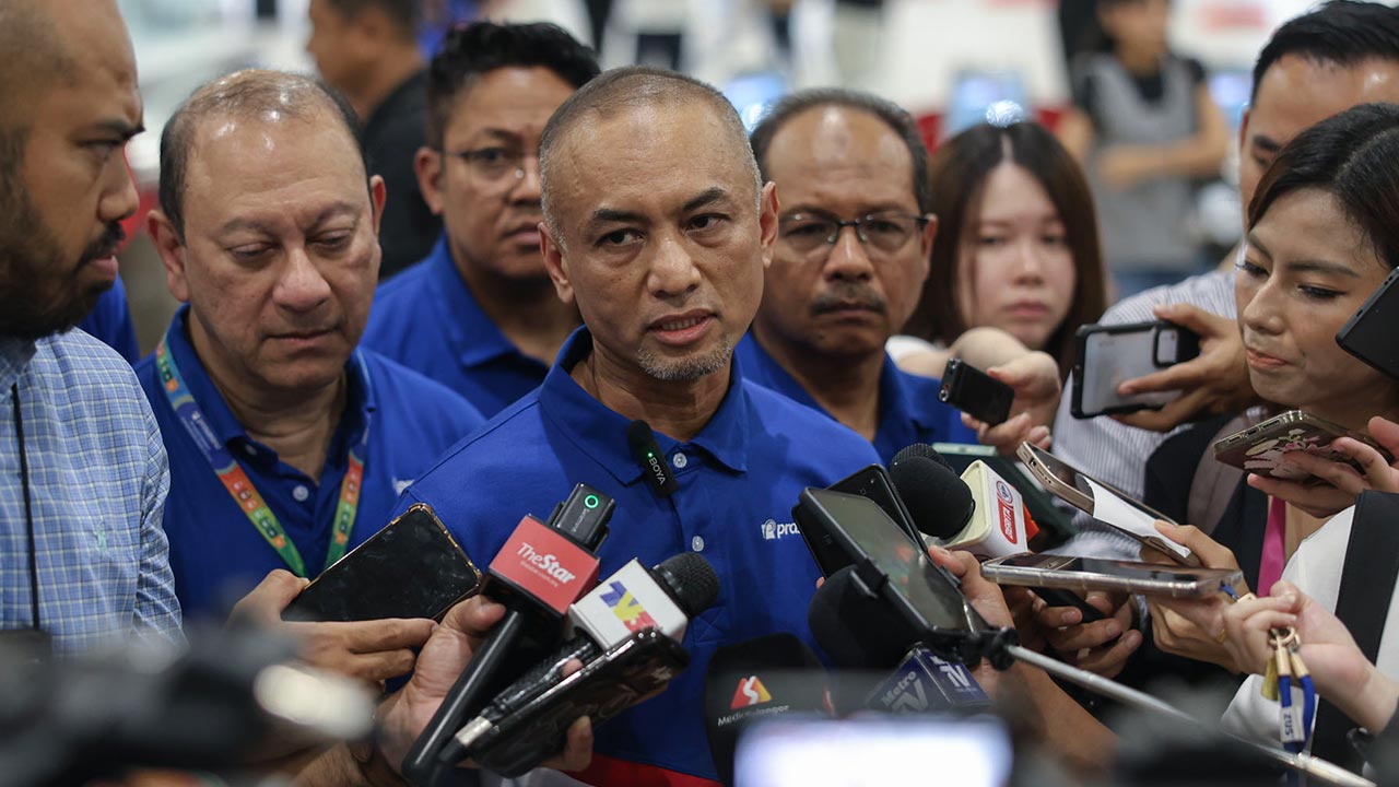 Shah Alam , 29 Jun 2026. Presiden dan Ketua Pegawai Eksekutif Kumpulan (PGCEO), Amir Hamdan pada sidang media berikutan lawatan pada hari pertama peroperasian LRT Laluan Shah Alam di Stesen LRT Glenmarie 2.ASTRO AWANI / SHAHIR OMAR