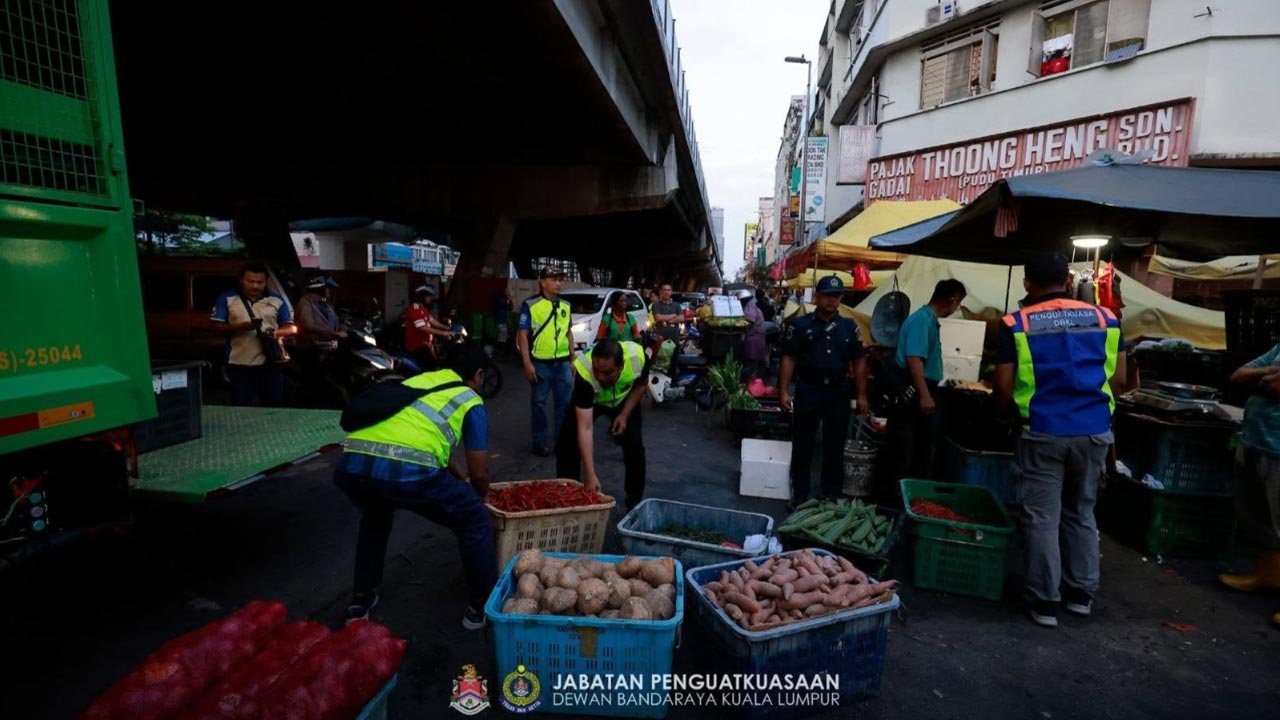 DBKL, Imigresen serbu Pasar Pudu, tahan peniaga wa