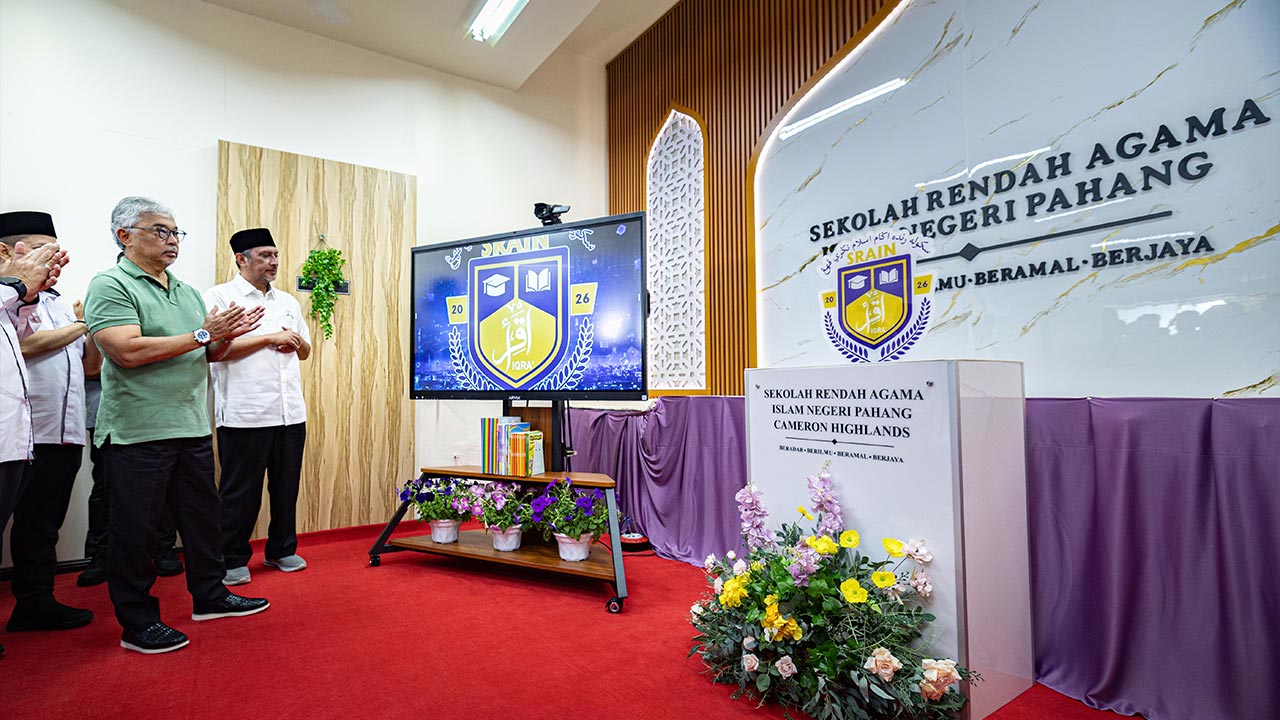 Sultan Pahang rasmi Sekolah Rendah Agama Islam neg