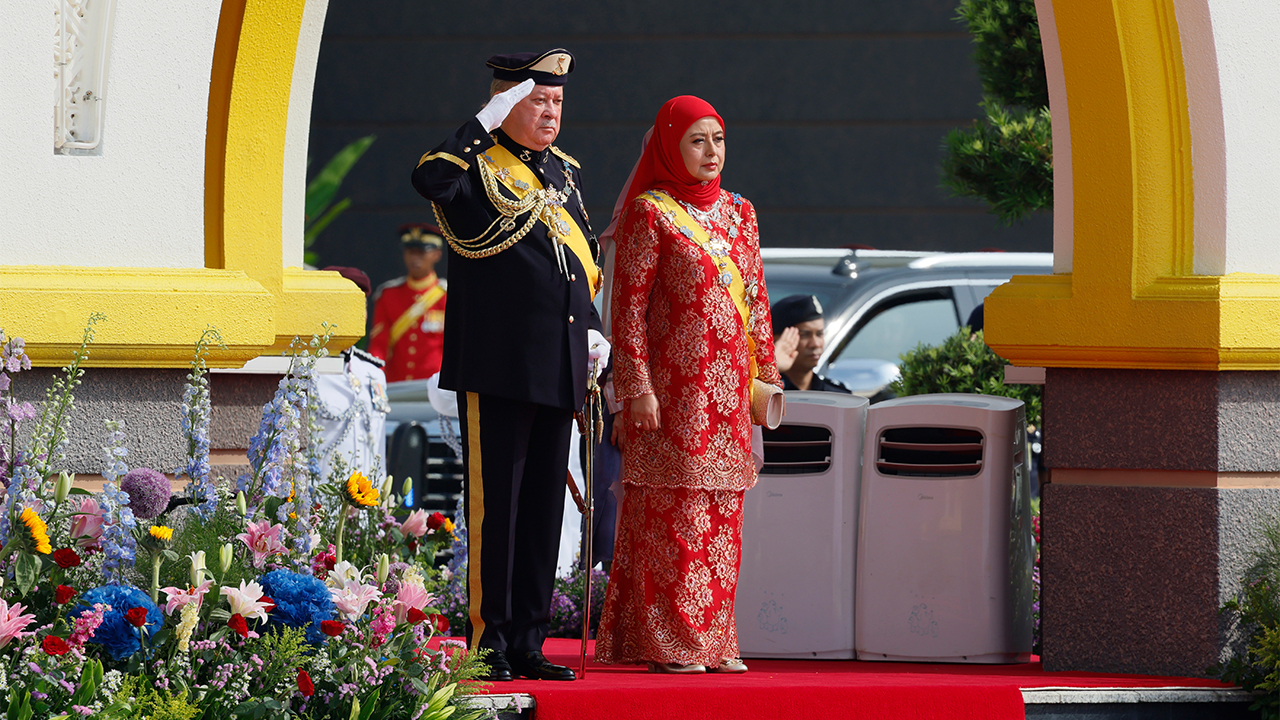 Sultan Ibrahim berangkat ke Istiadat Pengurniaan Darjah Kebesaran