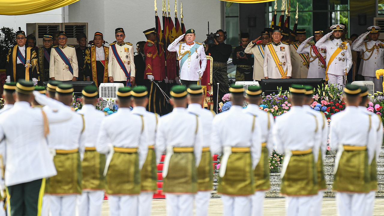 Agong berangkat ke istiadat mengarak Panji-Panji