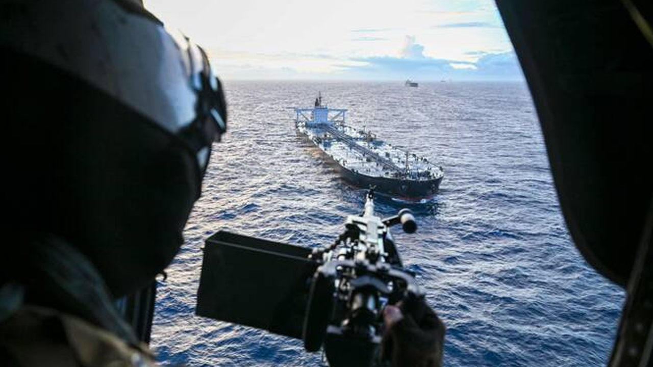 Tentera Laut Iran lepaskan tembakan amaran ke arah kapal pembinasa AS di Laut Oman
