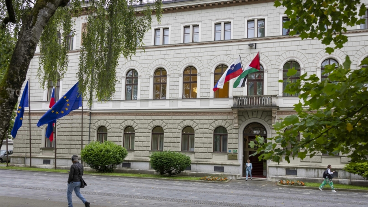Presiden Slovenia bertelagah dengan Perdana Menteri isu penurunan bendera Palestin