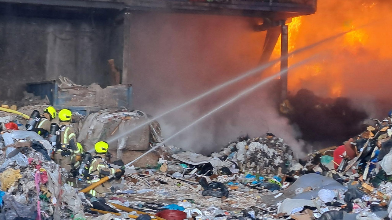 Kebakaran berhampiran London Bridge ganggu perkhidmatan rel