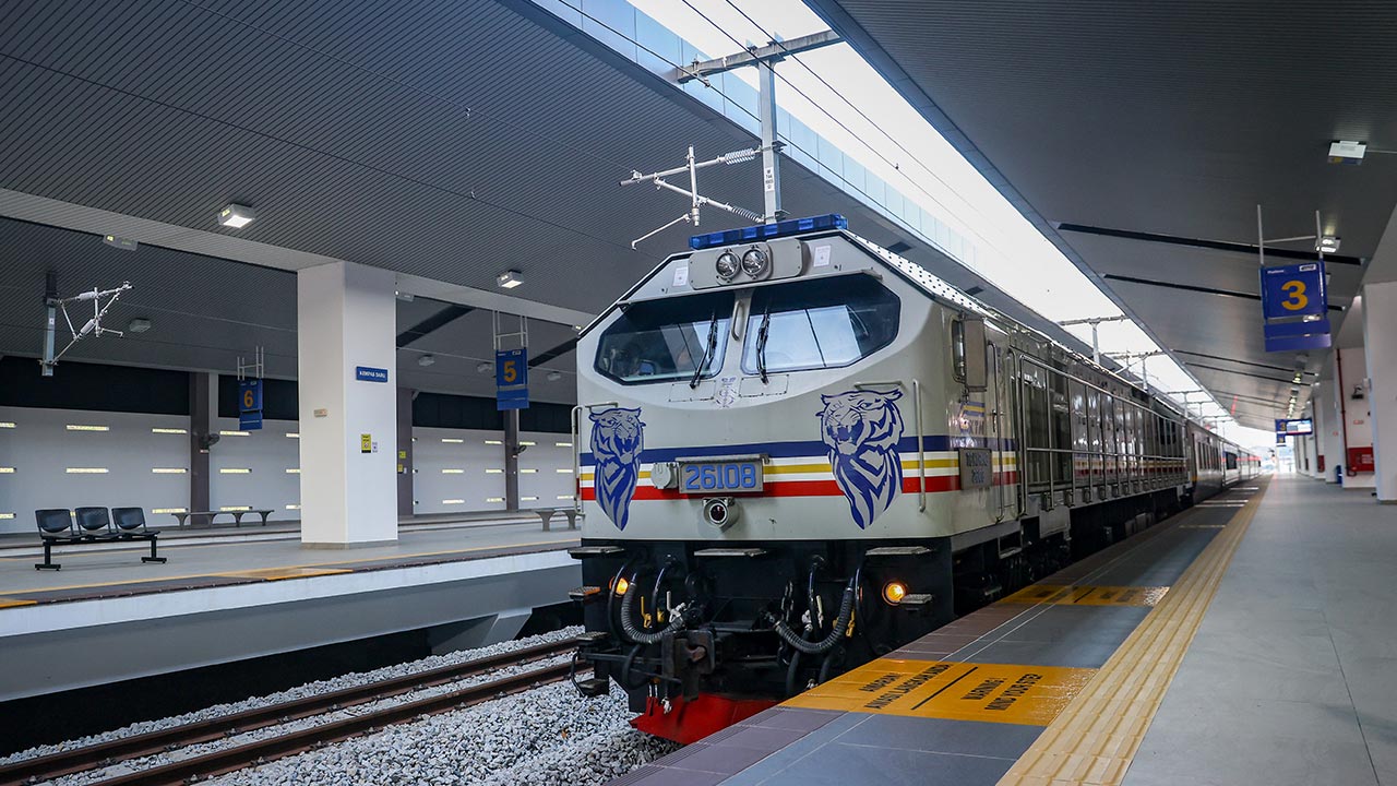 JOHOR BAHRU, 22 Julai -- Familiarisation Trip Shuttle Selatan melibatkan laluan JB Sentral-Kulai-Kempas Baru-Pasir Gudang pada 19 hingga 20 Julai lepas, berpeluang melihat dari dekat aset yang pernah dipandu Sultan Ibrahim.  Setiap kali Shuttle Selatan meninggalkan stesen, tidak ramai menyedari lokomotif Kelas 26 atau Blue Tiger bernombor 26108 berkod Tanjung Kupang yang menarik tren itu pernah dipandu sendiri oleh Yang di-Pertuan Agong Sultan Ibrahim, yang juga memiliki Lesen Memandu Lokomotif Berkuasa Tin