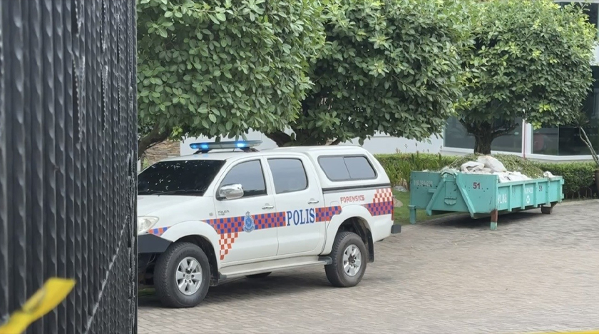 POLIS melakukan siasatan di lokasi penemuan objek menyerupai bom tangan dan nota berbaur ugutan di sebuah kilang papan di Bukit Selambau, Sungai Petani.Foto AWANI