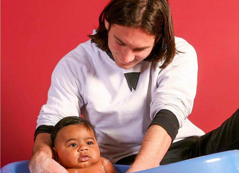 In 2007 ,🇦🇷Lionel Messi, then 20 years old, was 📷photographed holding a newborn baby, 🇪🇸🇲🇦Lamine Yamal. The image was taken at a UNICEF event in the Roca Fonda neighborhood of Mataró. Lamine's family had won a raffle that allowed them to pose with a Barcelona player. This is how Messi, still very young and shy, found himself holding the baby in a small bathtub at 🏟️ Camp Nou. Photographer Joan Monfort (AP) told The Athletic that the moment wasn't easy_Joan Monfort - AP
