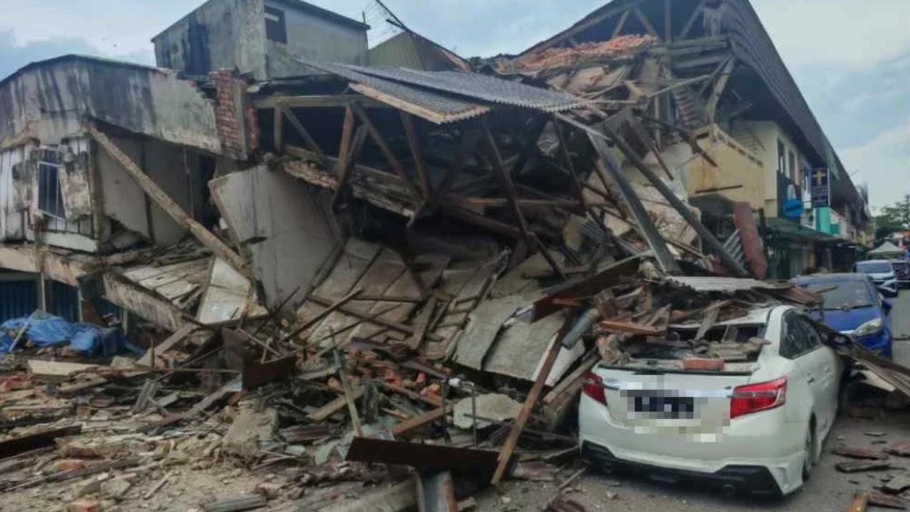 Sebuah bangunan rumah kedai runtuh dan menghempap dua kenderaan di Kota Laksamana. -- SINAR HARIAN
