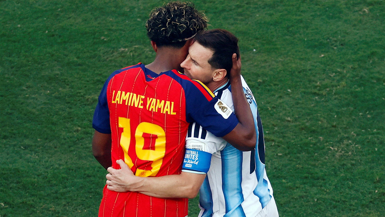 Soccer Football - FIFA World Cup 2026 - Final - Spain v Argentina - New York/New Jersey Stadium, East Rutherford, New Jersey, U.S. - July 19, 2026 Spain's Lamine Yamal and Argentina's Lionel Messi embrace after the match as Spain win the World Cup REUTERS/Jeenah Moon