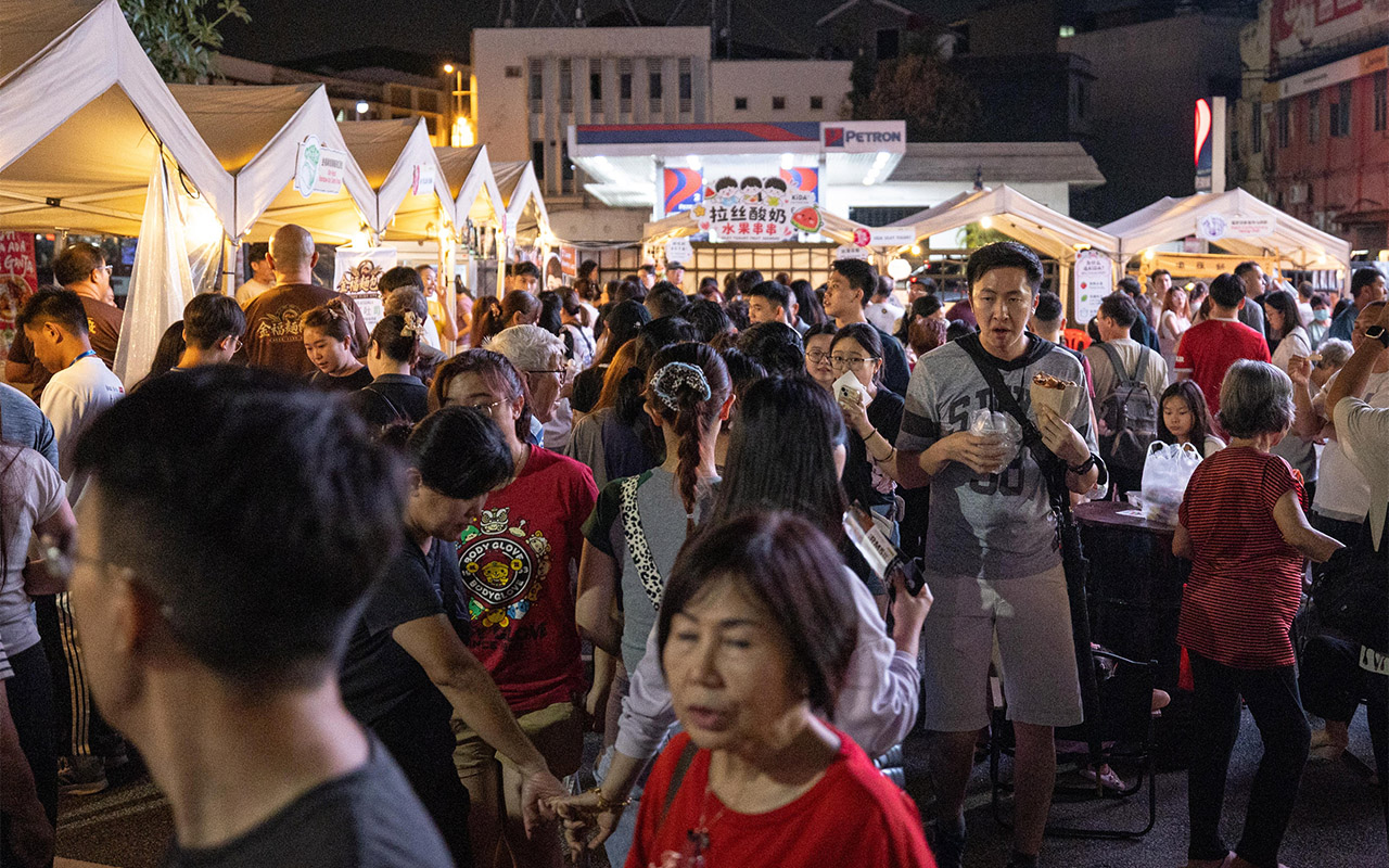 IPOH, 29 Ogos -- Pengunjung menikmati pelbagai makanan yang dijual pada Karnival Jom Makan Ipoh 2026 di Palo 101 hari ini._BERNAMA