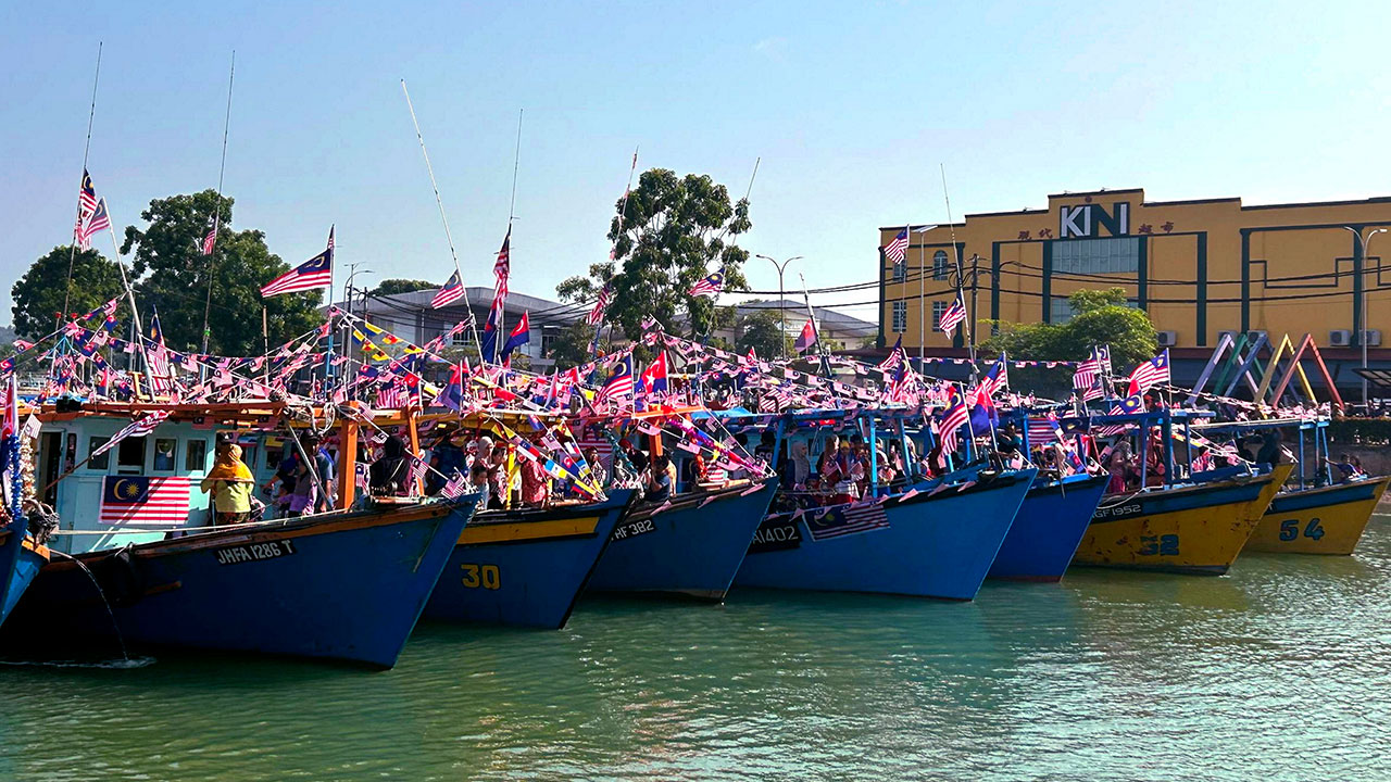 MERSING, 22 Ogos -- Mersing tampil dengan kelainan tahun ini menerusi Kembara Merdeka Jalur Gemilang yang dibawa merentasi perairan bagi menyemarakkan semangat kemerdekaan, sekali gus mengetengahkan identitinya sebagai daerah maritim.  Pegawai Daerah Mersing Jamil Hasni Abdullah berkata kembara itu lazimnya diadakan menerusi konvoi kenderaan yang menyusuri jalan raya, namun pendekatan berbeza diterjemahkan menerusi pelayaran lebih 20 bot dari Jeti Batu Persatuan Nelayan Kawasan (PNK) di sini ke Jeti Mersing
