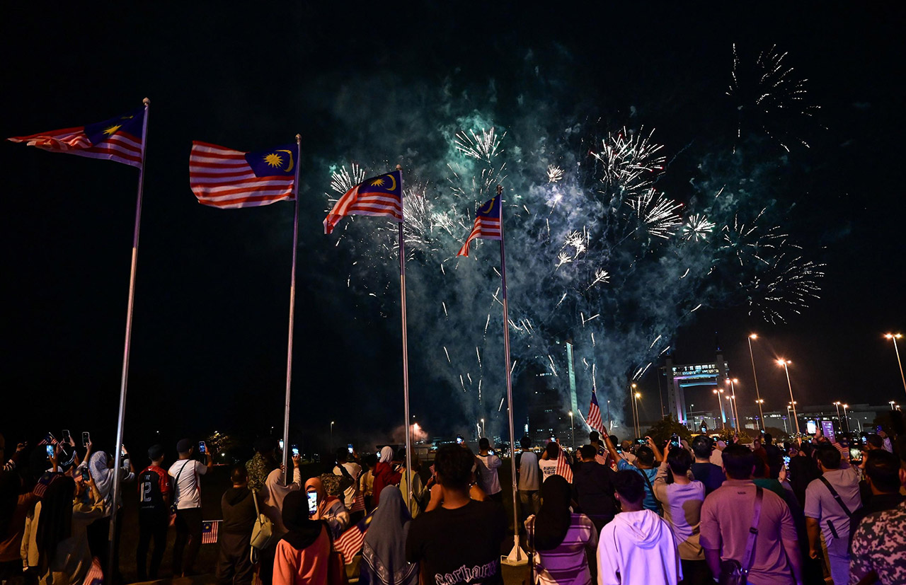 KUALA TERENGGANU, 31 Ogos - Orang ramai tidak ketinggalan melihat percikan bunga api menjelang detik 12 tengah malam pada Majlis Sambutan Malam Ambang Merdeka Peringkat Negeri Terengganu 2026 di Dataran Muara Utara, malam ini. - fotoBERNAMA